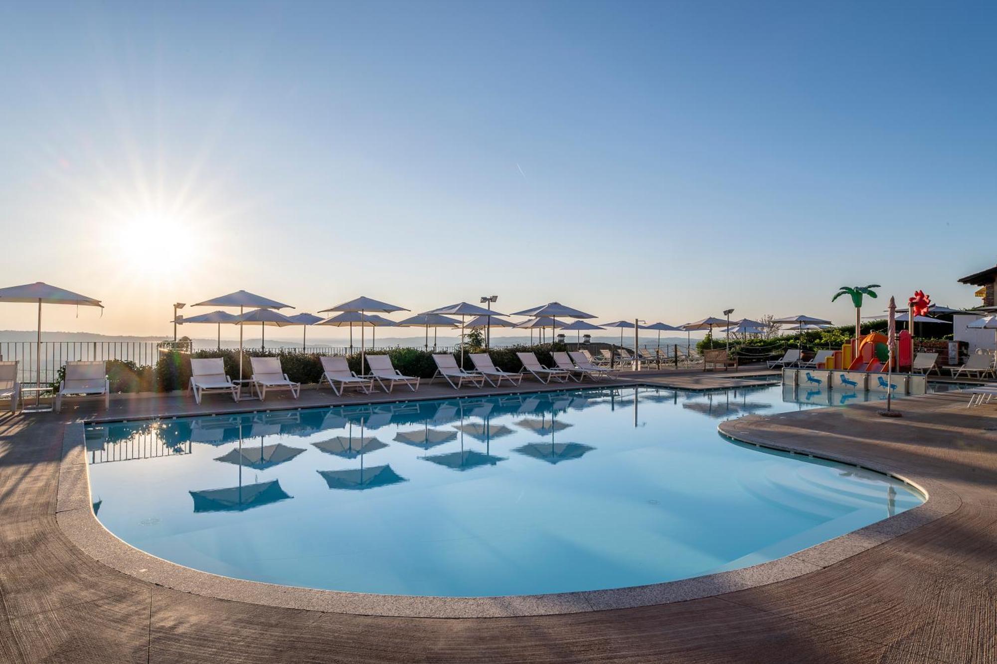 Hotel Ai Tardi Diano dʼAlba