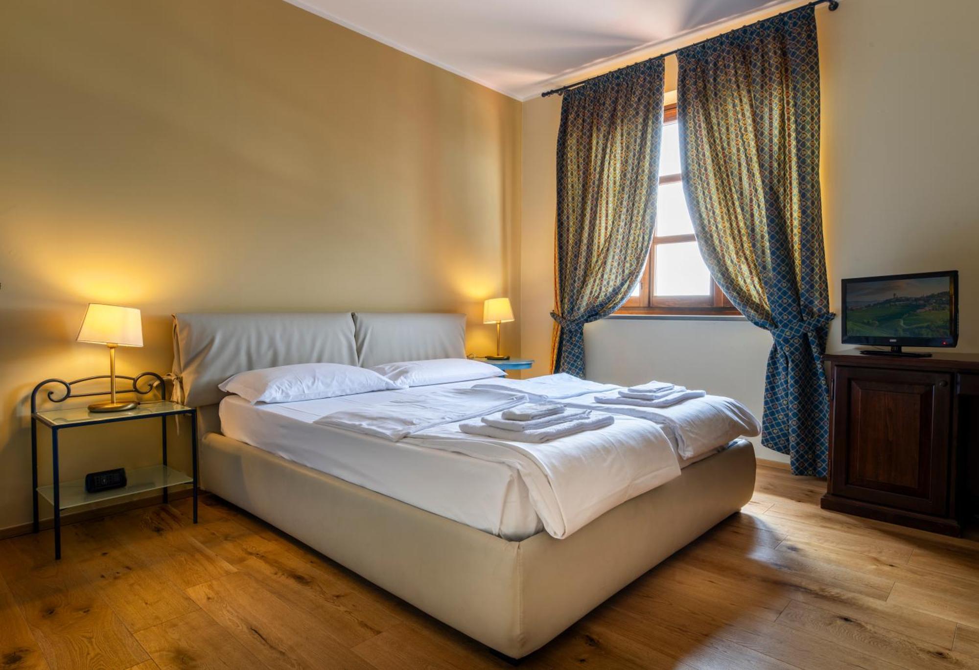 Hotel Ai Tardi Diano dʼAlba