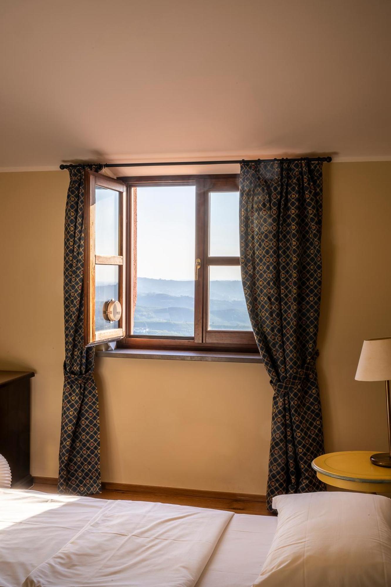 Ai Tardi Hotel Diano dʼAlba