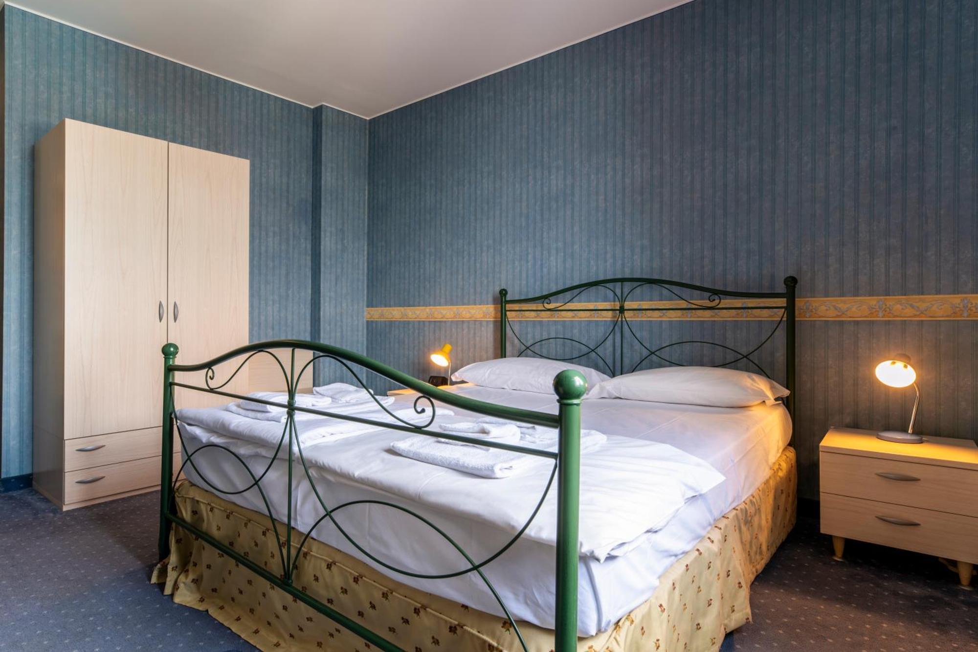 Ai Tardi Hotel Diano dʼAlba
