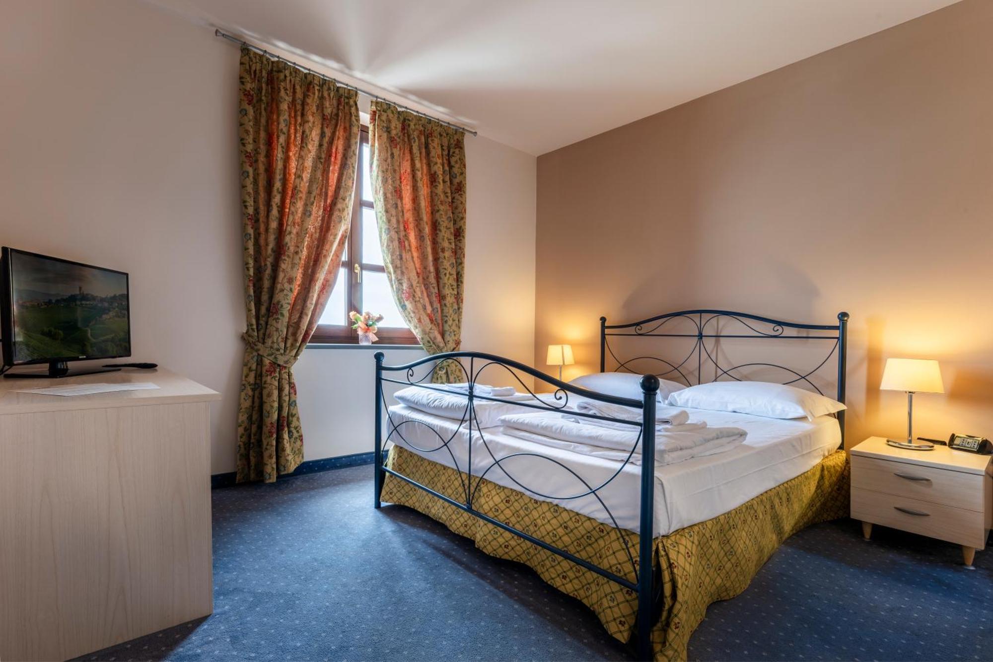 Hotel Ai Tardi Diano dʼAlba